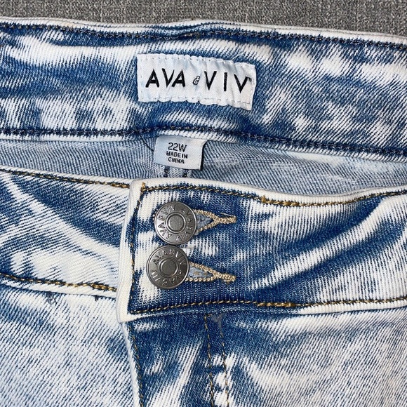 Ava & Viv Women’s Acid Wash Mid-Rise Jean Shorts - Picture 3 of 5